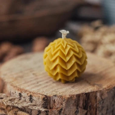 Apvali bičių vaško žvakė su rombukais