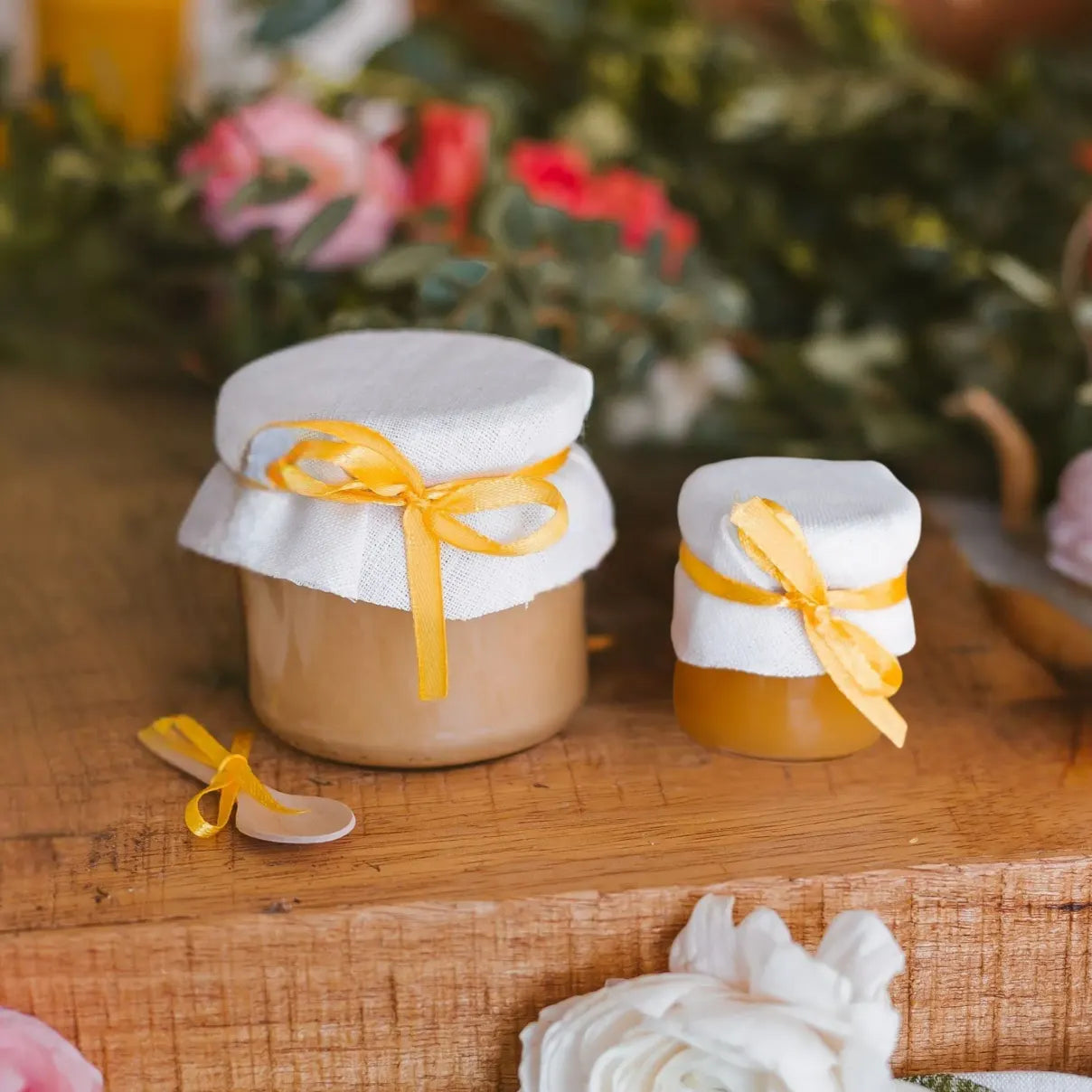 Medus dekoruotas medžiaga ir kaspinu