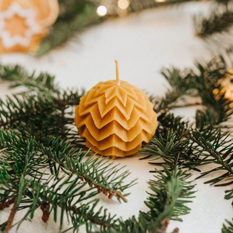 Apvali bičių vaško žvakė su rombukais