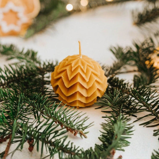 Apvali bičių vaško žvakė su rombukais